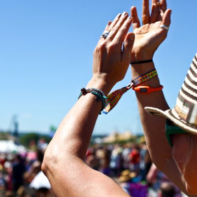 How to get to Glastonbury 2023 for less by train image